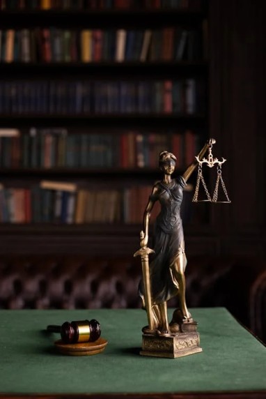 What to Do if Your Ex Isn’t Following the Court-Ordered Custody Agreement in Houston A Lady of Justice statue and a wooden gavel on a table